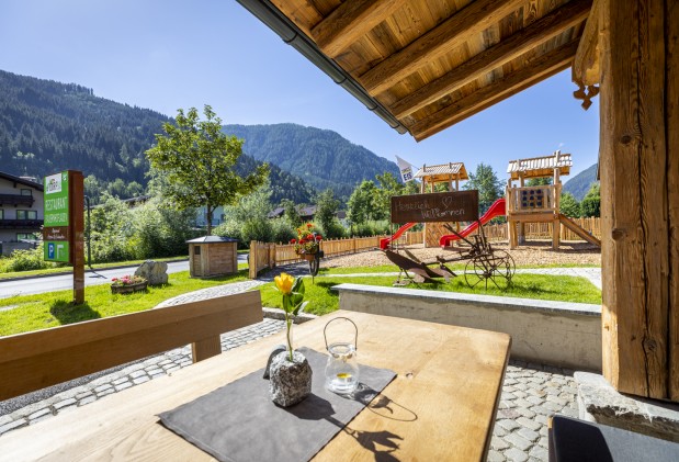 Blick von der Dorfalmterrasse auf den Spielplatz